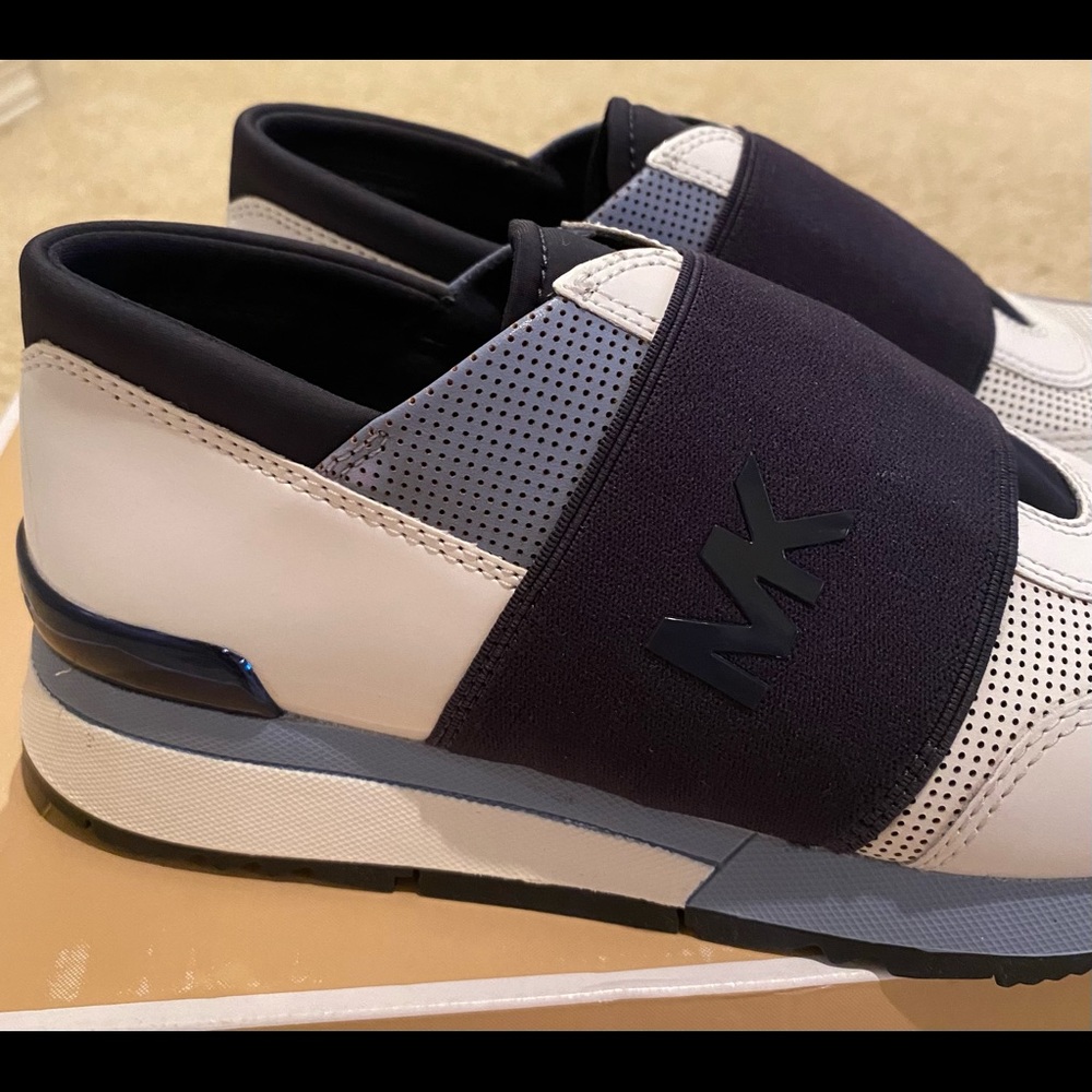 Shoes - Picture 3 of 8